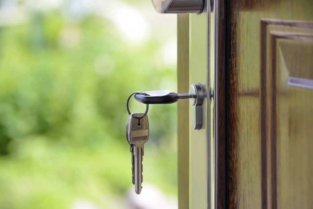 מפתחות על דלת של בית